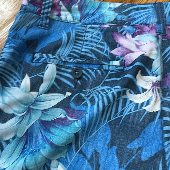 Tommy Bahama shorts! Size 32 - Picture 6 of 7